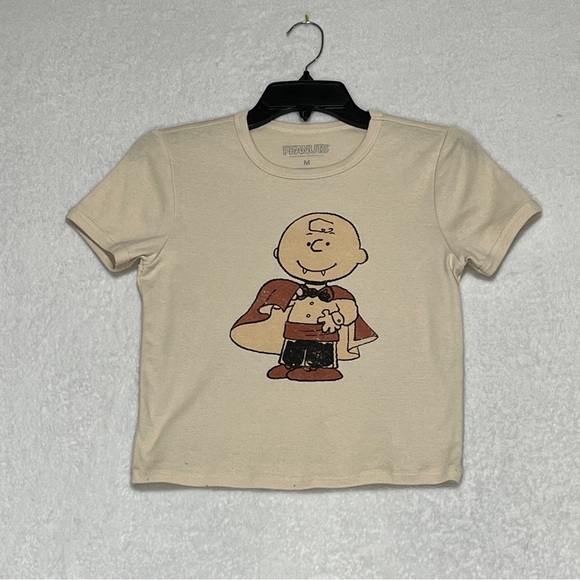 FOREVER 21 PEANUTS Semi-Cropped Tshirt Charlie Brown Vampire Cream Size Medium - Picture 2 of 9